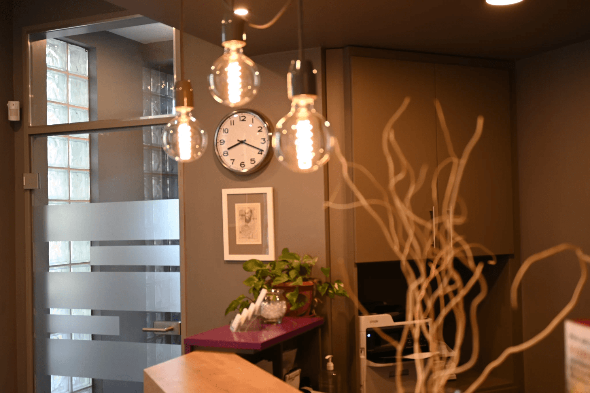 A Ganglion Orvosi Központot 2013-ban hoztuk létre. A Központban szemészeti és neurológiai rendelés zajlik. Célunk, hogy mind szakmailag, mind minőségileg magas színvonalú ellátást biztosítsunk pacienseinknek. A Központ vezető orvosai a PTE Szemészeti, illetve Neurológiai Klinikáján dolgoznak főállásban. A Ganglion Orovosi Központ felszereltségével, műszerezettségével messze kiemelkedik a magánrendelők közül. Ez teszi lehetővé, hogy rendelőinkben (helyben, továbbküldés nélkül) az általános vizsgálatokon kívül olyan speciális diagnosztikai módszereket is használjunk, mely a régióban eddig csak az egyetemi klinikákon volt elérhető.